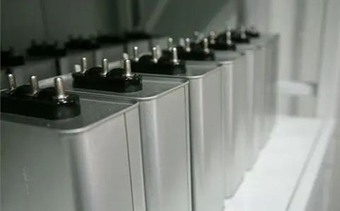 哪些因素影響電力電容器的容量？